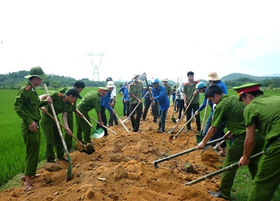 Cán bộ, chiến sĩ, đoàn viên thanh niên Phú Ninh ra quân làm đường giao thông nông thôn. Ảnh: VĂN CÔNG