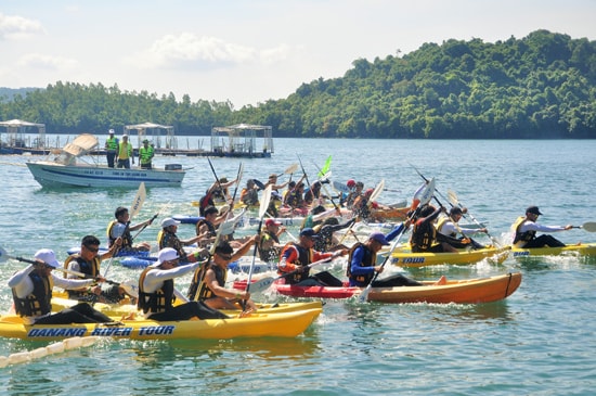 Đua thuyền kayak trên hồ Phú Ninh. Ảnh: AN NHI