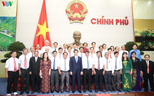 Phó Thủ tướng Vũ Đức Đam chụp hình với đoàn đại biểu là con của các liệt sĩ Đại Lộc, Quảng Nam.