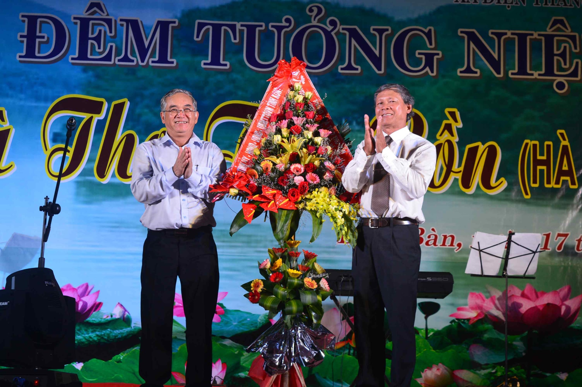 Lãnh đạo tỉnh Kon Tum cũng có lẵng hoa gửi đến gia tộc nhà thơ Thu Bồn. Ảnh: Q.T