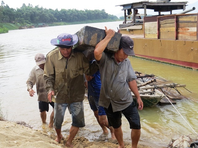 Ước lượng, 17 phách gỗ xẻ các loại tương đương hơn 3m3 gỗ bị phát hiện, tịch thu lần này. Ảnh: HOÀNG LIÊN