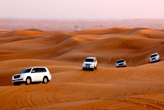 Tham quan sa mạc bằng xe Land Cruiser 