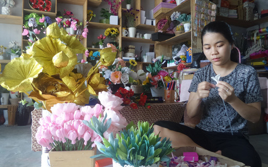 Phạm Thị Trinh tại shop hoa giấy Mimosa (khối phố Câu Hà, phường Điện Ngọc, thị xã Điện Bàn). Ảnh: Như Trang