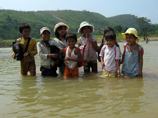 Trước đây trẻ em làng Phú Mưa phải lội qua sông đi học. Ảnh: ALĂNG NGƯỚC