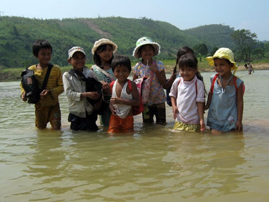 Trước đây trẻ em làng Phú Mưa phải lội qua sông đi học. Ảnh: ALĂNG NGƯỚC