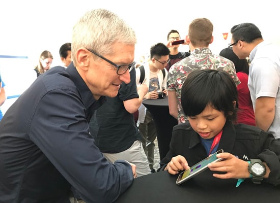 Lập trình viên nhí Yuma Soerianto (phải) và Giám đốc điều hành Apple, Tim Cook .  Ảnh: Twitter/danarkayfi