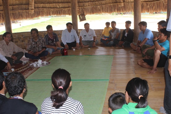 Một buổi tuyên truyền Nghị quyết 12 đến với nhân dân thôn Aró, xã Lăng, huyện Tây Giang. Ảnh: D.L