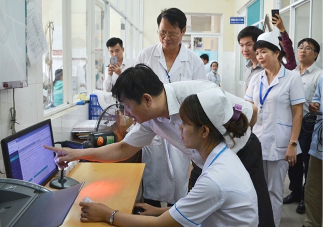 Phó Chủ tịch Thường trực UBND thành phố, Trưởng ban Tuyên giáo Thành ủy Đặng Việt Dũng quan tâm và chỉ đạo sâu sát việc thực hiện áp dụng phần mềm quản lý khám, chữa bệnh tại Trung tâm Y tế quận Liên Chiểu.