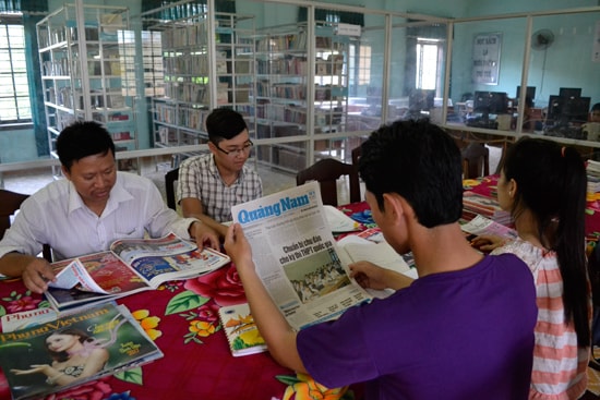 Tại Thư viện Đại Lộc, học sinh lớp 12 đọc báo Quảng Nam để tìm hiểu thông tin về kỳ thi tốt nghiệp THPT.Ảnh: CÔNG TÚ