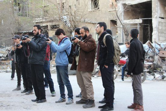 Các phóng viên tác nghiệp tại Syria. Ảnh: asmlsyria