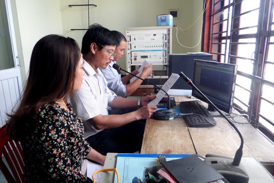 Cán bộ trạm truyền thanh xã Tam Phú ghi âm chương trình tham gia liên hoan. Ảnh: HOÀNG BIN