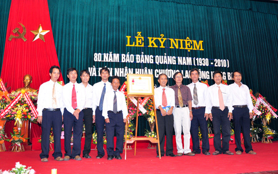 Báo Quảng Nam đón nhận Huân chương Lao động hạng Ba năm 2010.