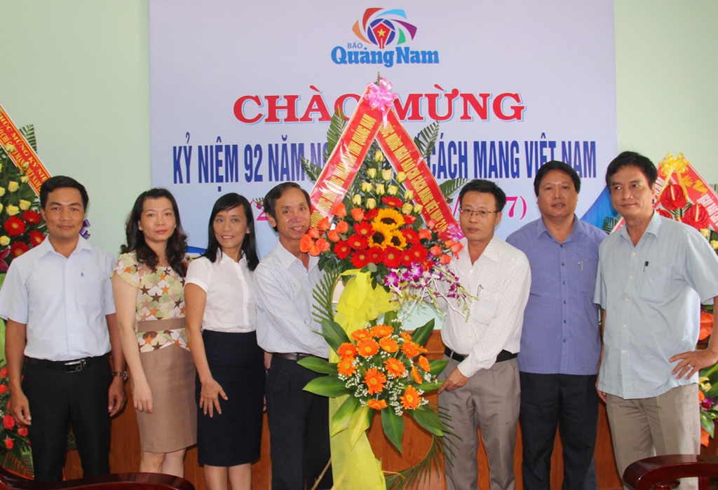 Phó Chủ tịch HĐND Võ Hồng tặng hoa chúc mừng cán bộ, phogs viên, biên tập viên Báo Quảng Nam.