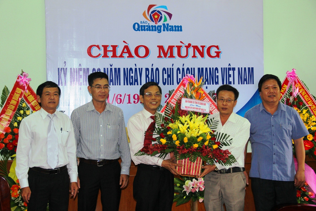 Trưởng ban Tuyên giáo Tỉnh ủy Nguyễn Chín tặng hoa chúc mừng Báo Quảng Nam nhân Ngày Báo chí cách mạng Việt Nam 21.6.