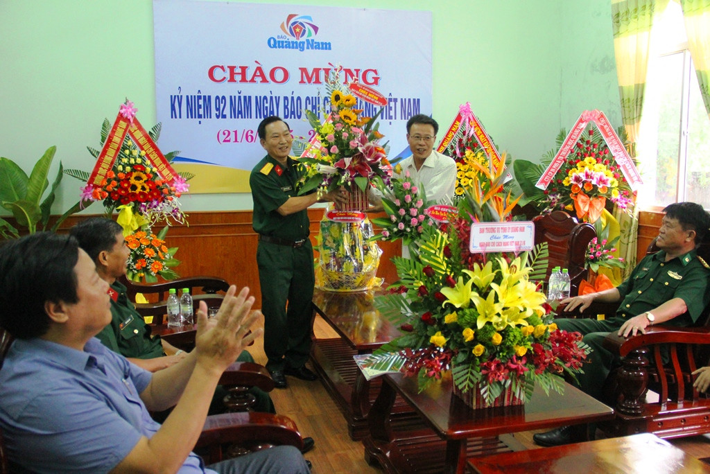 Đại diện Bộ CHQS tỉnh và Bộ Chỉ huy BĐBP tỉnh thăm và chúc mừng Báo Quảng Nam.