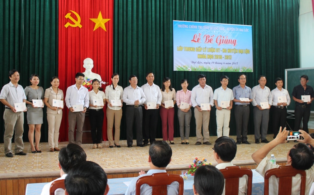 Trao bằng tốt nghiệp cho học viên