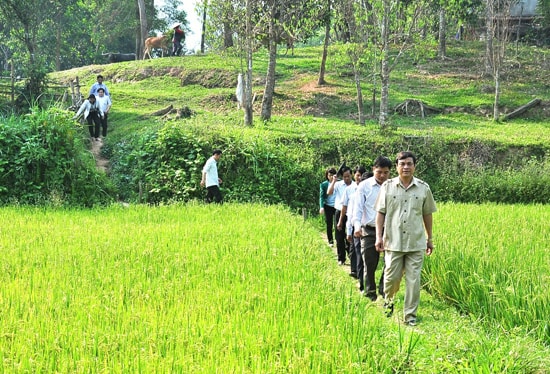 Ông Phan Việt Cường kiểm tra công tác giảm nghèo ở Nông Sơn. Ảnh: VINH ANH