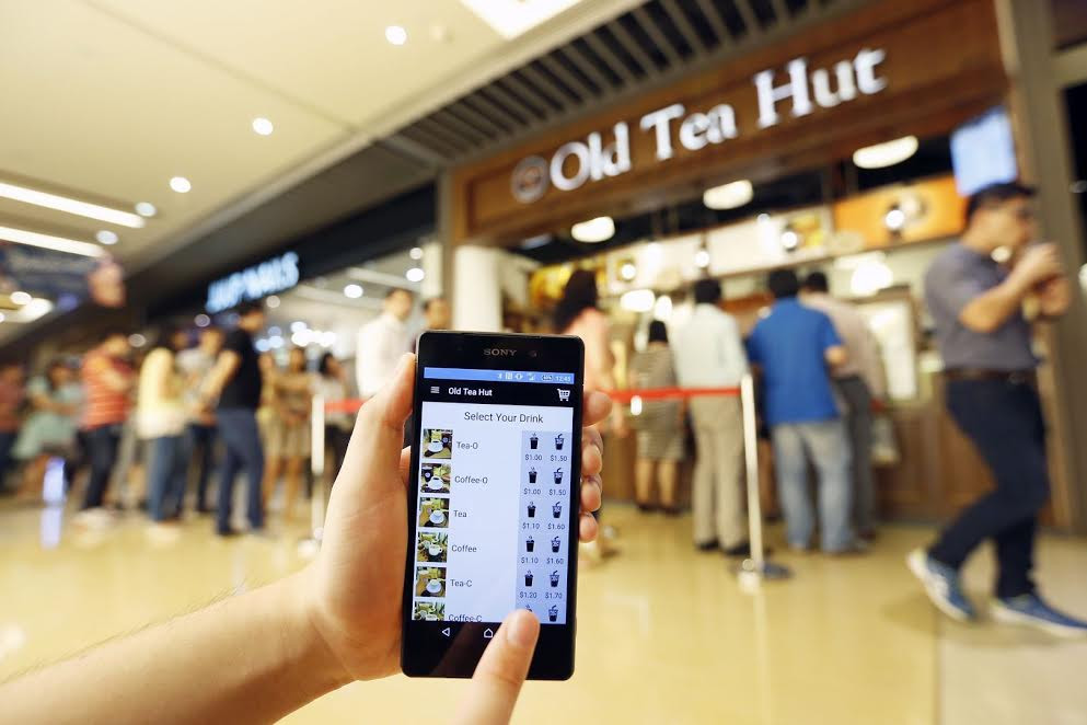 Người tiêu dùng Singapore chuộng hình thức thanh toán không dùng tiền mặt. Ảnh: todayonline
