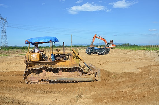 Cải tạo đồng ruộng tại xã Điện Quang, thị xã Điện Bàn. Ảnh: TRẦN NGUYỄN