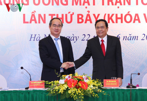Ông Nguyễn Thiện Nhân (trái) và tân Chủ tịch MTTQ Việt Nam Trần Thanh Mẫn (ảnh: Thành Trung)
