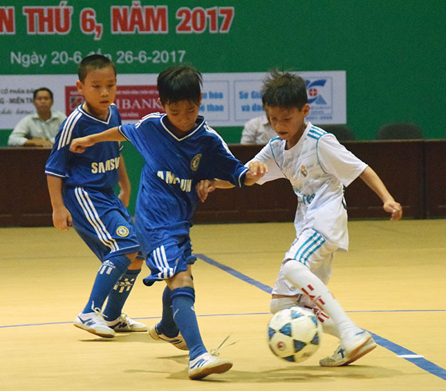 Dù chỉ với 1 điểm sau thất bại trước Trường TH Hòa Tiến 1 (áo trắng) nhưng cơ hội với đội bóng đá Trường TH Trần Đại Nghĩa (áo xanh) vẫn chưa hoàn toàn chấm dứt.                             Ảnh: ANH VŨ