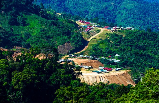  Dấu ấn văn hóa Cơ Tu thuộc huyện Tây Giang nhờ vào những ngôi làng được quy hoạch bài bản, đông dân cư sinh sống  như thế này.  Ảnh: TRẦN HỮU