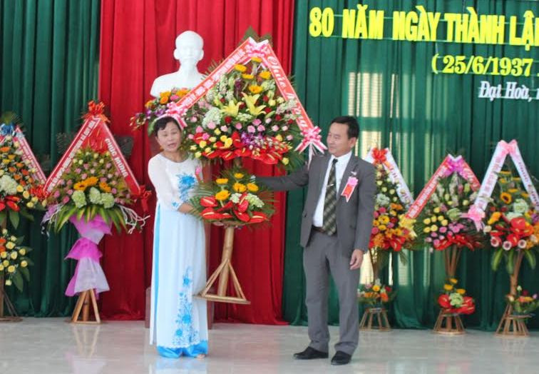 Lãnh đạo huyện Đại lộc tặng hoa chúc mừng