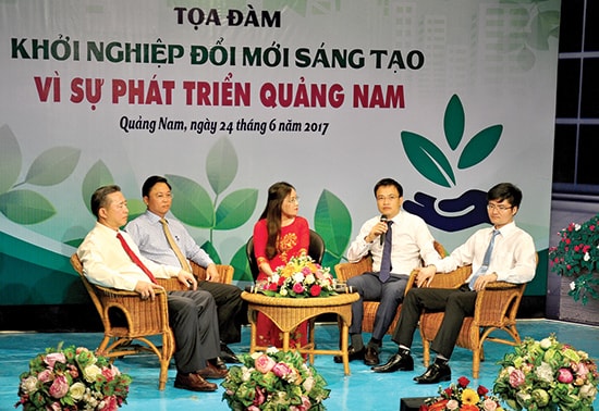 Các khách mời tham gia buổi tọa đàm.  Ảnh: VINH ANH