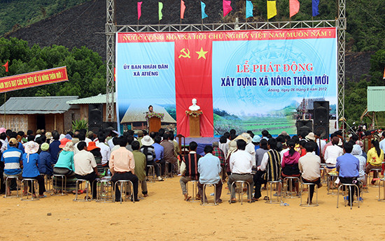 Xã A Tiêng phát động xây dựng nông thôn mới năm 2012. Ảnh: Bhơriu Quân