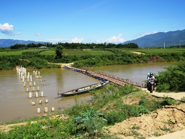 Cầu phao Phú Lộc sắp được thay thế bằng cầu bê tông cốt thép bắc qua sông Vu Gia. Ảnh: TRIÊU NHAN