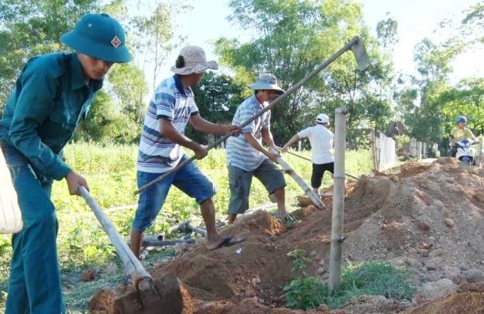 Ra quân san lấp mặt bằng mở rộng đường trục chính của thôn