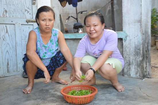 Bằng nghị lực sống phi thường, Hiền (phải) quyết tâm theo đuổi ước mơ làm bác sĩ để giúp đỡ những người nghèo khó. Ảnh: NHƯ TRANG