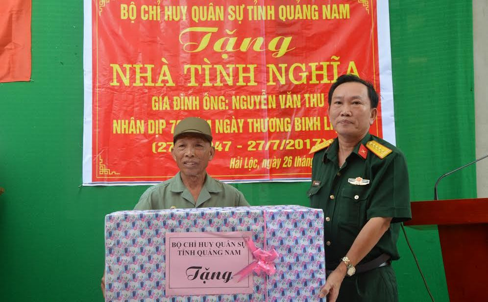 Đại tá Đoàn Thế Tùng, Phó Chính ủy Bộ CHQS tỉnh trao quyết định bàn giao nhà cho gia đình ông Mai Văn Đề.