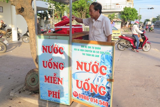 Ông Minh kiểm tra thùng nước trà. Ảnh: P.NAM