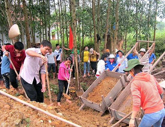 Tuổi trẻ Quế Sơn xung kích làm đường giao thông. Ảnh: Huyện đoàn Quế Sơn cung cấp