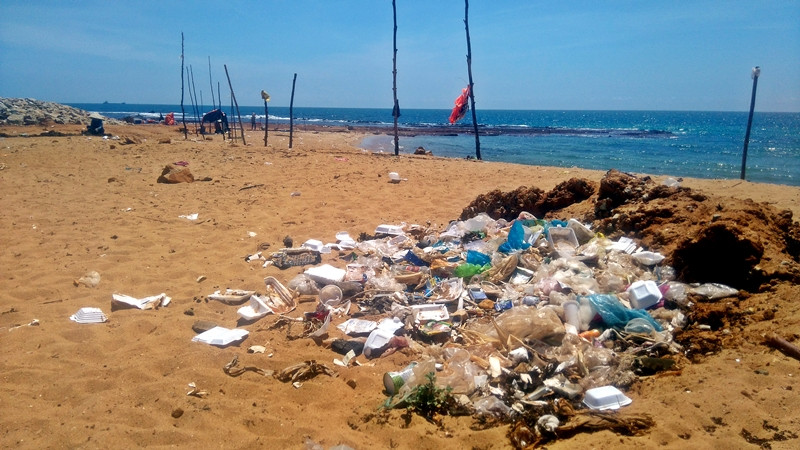 Bãi biển Bà Tình ngập tràn rác thải. Ảnh: Đ. ĐẠO