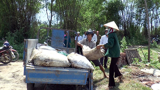 Lực lượng chức năng xã Bình Nguyên (Thăng Bình) tịch thu số mỡ tại hiện trường.