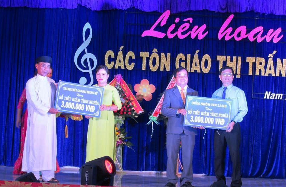 Đại diện các cơ sở tôn giáo ủng hộ quỹ tiết kiệm tình nghĩa của thị trấn Nam Phước. Ảnh: HOÀI NHI