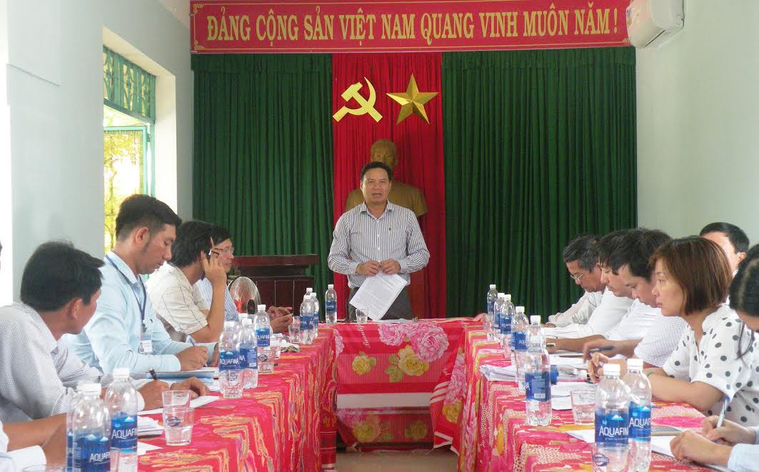 Phó Chủ tịch UBND tỉnh Lê Văn Thanh phát biểu chỉ đạo tại cuộc làm việc với các ngành liên quan và chính quyền huyện Duy Xuyên.   Ảnh: VĂN SỰ