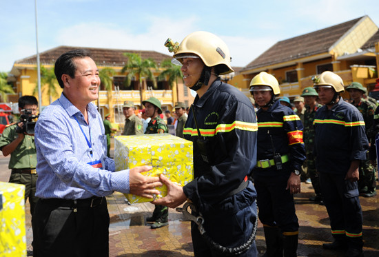 Phó chủ tịch thường trực UBND tỉnh, Huỳnh Khánh Toàn biểu dương và tặng quà cho các lực lượng đã hoàn thành tốt nhiệm vụ. Ảnh: MINH HẢI