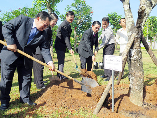 Members of National Assembly of Laos and Vietnam plant trees at the Monument of Vietnamese Heroic Mother. 