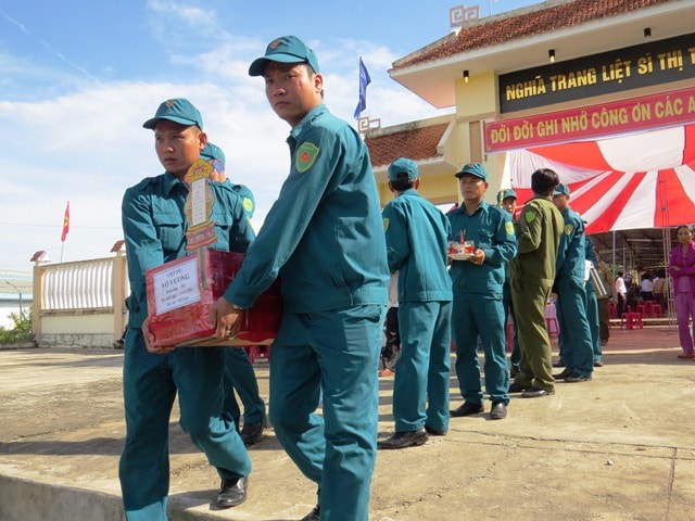 Đón liệt sĩ về truy điệu và cải táng tại địa phương. Ảnh: HOÀNG LIÊN