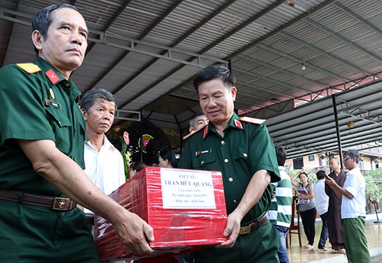 Lễ di dời hài cốt liệt sĩ được tổ chức tại chùa Tuệ Châu (huyện Hóc Môn - TP.Hồ Chí Minh) trước khi đưa về quê hương. Ảnh: T.C