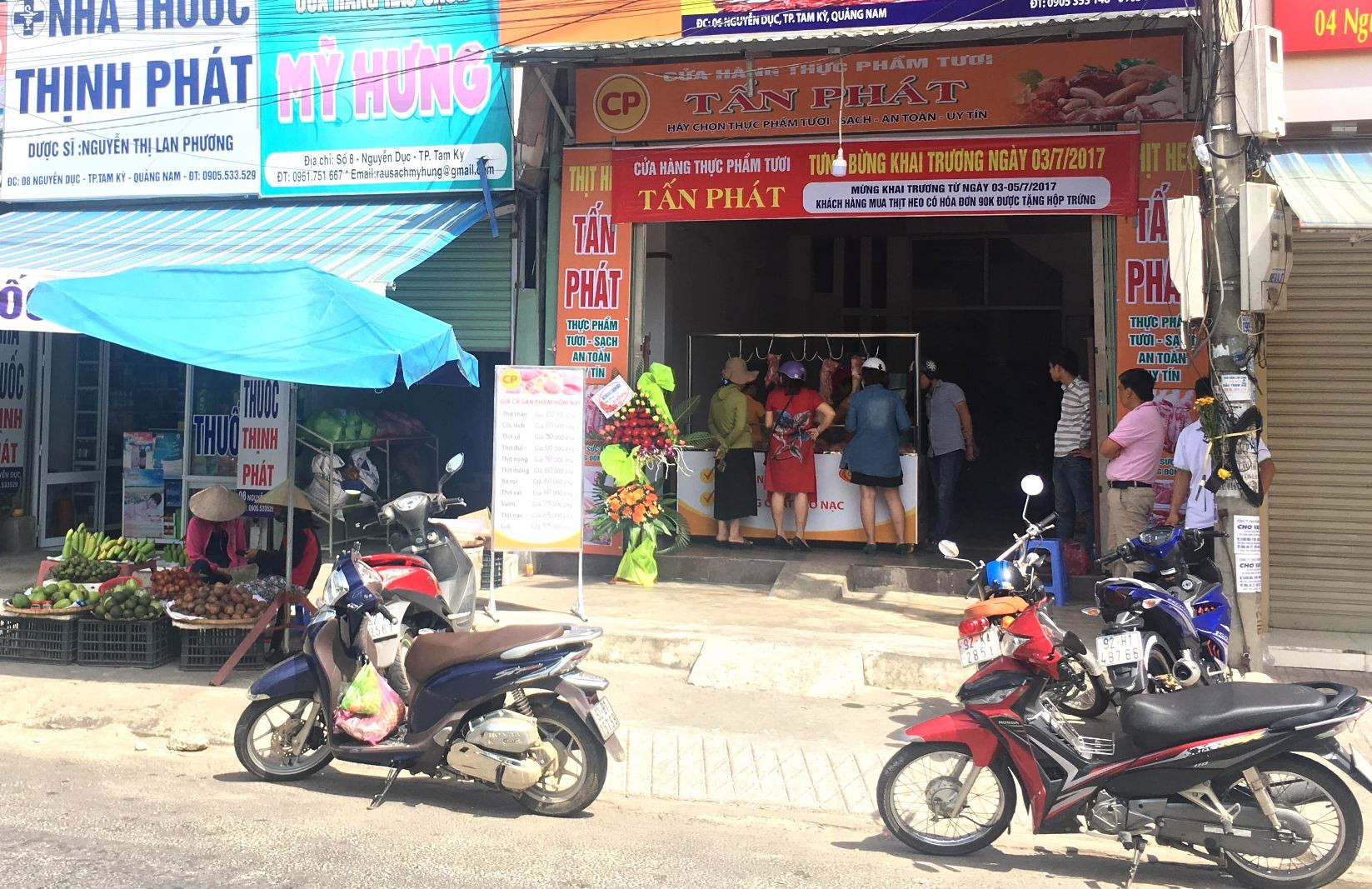 Cửa tháng thực phẩm tươi Tấn Phát nằm đối diện với cổng chính Chợ Thương mại Tam Kỳ. Ảnh: PHAN VINH