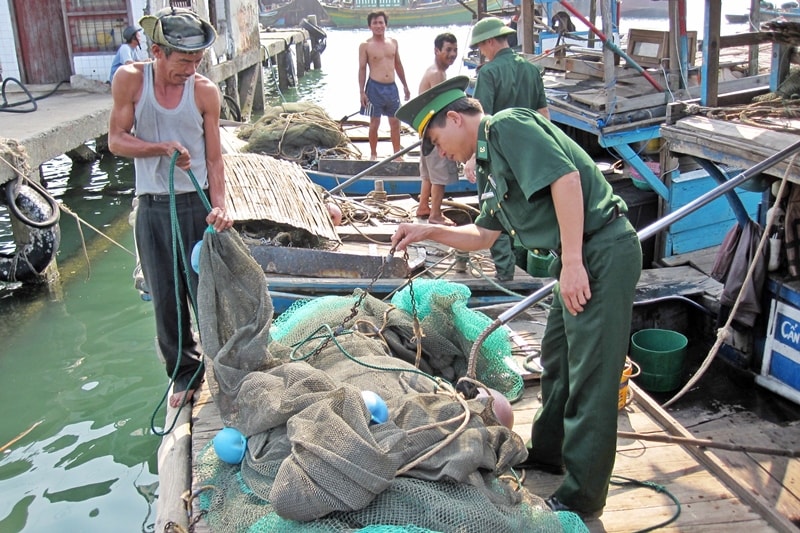 Núi Thành sẽ phát động phong trào toàn dân tham gia bảo vệ chủ quyền lãnh thổ, an ninh biên giới tại các xã biển, xã đảo. (Trong ảnh: Cán bộ Hải đội 2 thực hiện công tác dân vận tại xã Tam Quang). Ảnh: ĐOÀN ĐẠO