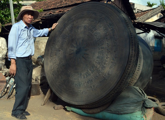 Ông Dương Ngọc Thắng bến chiếc trống đồng Đông Sơn nặng 1 tấn vừa hoàn thiện