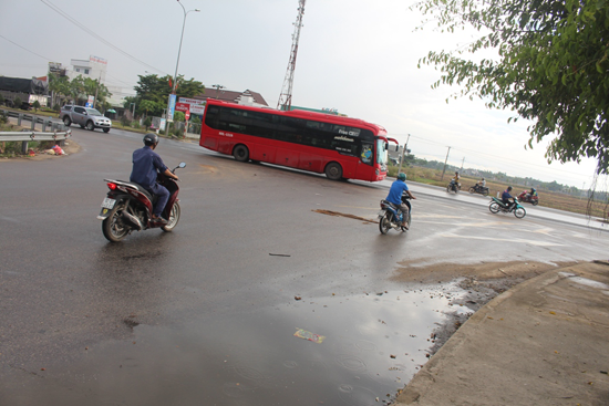 Ngay ngã tư trên tuyến QL1, đoạn qua khối 8 phường Điện Nam Trung, thị xã Điện Bàn, tiềm ẩn nguy cơ mất an toàn giao thông. Ảnh: T.N