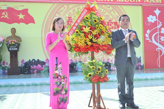 Bí thư Huyện ủy Đại Lộc Phan Xuân Quang tặng hoa chúc mừng lễ kỷ niệm. Ảnh: KHẢI KHIÊM