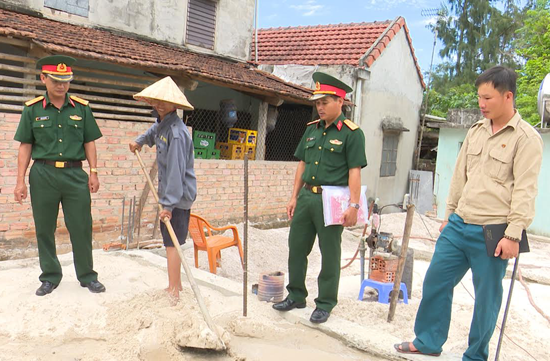 Ban CHQS huyện Thăng Bình kiểm tra tiến độ xây dựng nhà tình nghĩa tại xã Bình Sa.Ảnh: D.LÊ