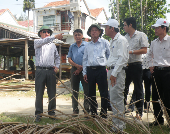  Phó Chủ tịch UBND tỉnh Lê Văn Thanh kiểm tra thực tế tại xã Duy Vinh hôm 30.6 vừa qua.Ảnh: N.PHƯƠNG